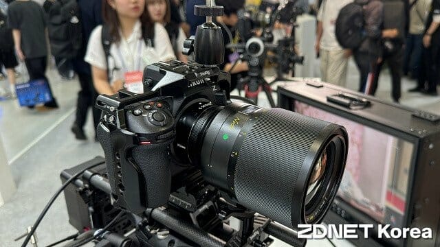 니코르 Z 58mm f/0.95 S Noct(녹트) 렌즈를 장착한 니콘 Z7 미러리스 카메라. (사진=지디넷코리아)