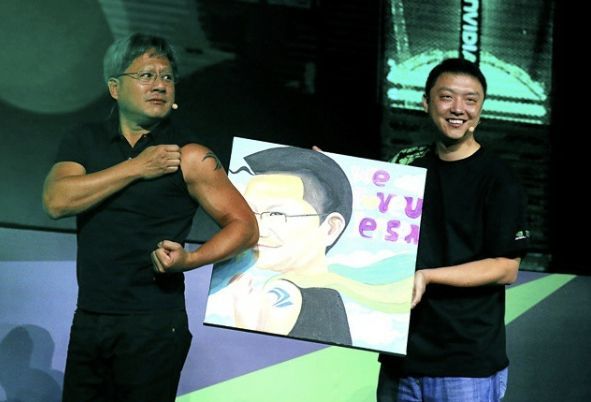 2014년 10월 엔비디아 게이밍 페스티벌에서 젠슨 황이 팔뚝에 기업 로고를 문신한 것을 보여주고 있다. [사진출처=엔비디아 공식 인스타그램 계정]