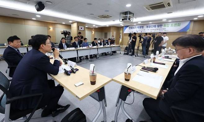 23일 오후 서울 한국부동산원 서울강남지사에서 열린 '전세사기특별법' 개정안에 대한 종합토론회에서 김규철 국토교통부 주택토지실장이 인사말을 하고 있다. [사진출처=연합뉴스]