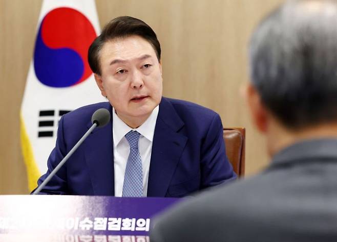 윤석열 대통령이 23일 서울 용산 대통령실 청사에서 열린 제2차 경제이슈점검회의에 참석해 발언하고 있다. [이미지출처=연합뉴스]