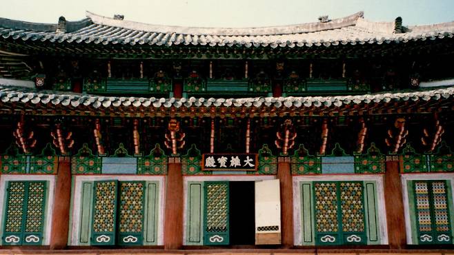 북한 평성시에 위치한 안국사 대응보전. 6.25 전쟁에도 피해를 입지 않는 사찰로 전해진다