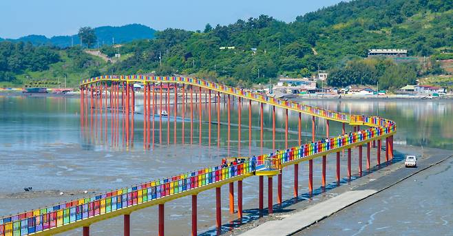 전남 고흥군 남양면 중산리와 남양리를 잇는 길이 1.3km '레인보우교' 일몰명소로 알려진 우도는 이번 다리개통으로 고흥의 새로운 명물로 떠오를 것으로 기대하고 있다. /김영근 기자