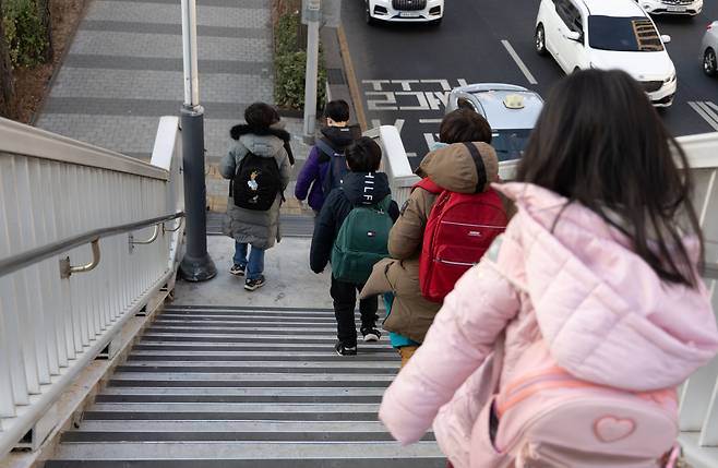 서울 시내의 한 초등학교에서 어린이들이 등교를 하고 있다. 사진은 기사와 관련이 없음. /뉴스1