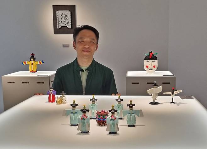 레고 아티스트 콜린진(50)씨가 22일 프랑스 파리 한국문화원에서 열린 '한국의 놀이' 특별전에서 자신의 레고 작품들을 선보이고 있다. /파리=정철환 특파원