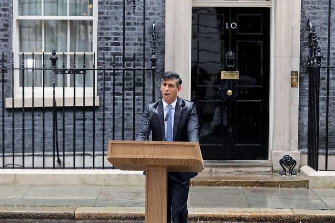 리시 수낙 영국 총리가 22일(현지 시각) 총리 관저인 런던 아우닝가 10번지 앞에서 7월 4일에 총선을 치르겠다고 발표했다. / 신화 연합뉴스
