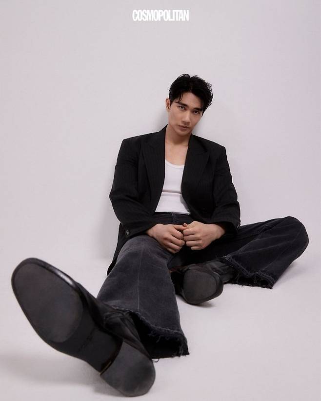 재킷, 블랙 진 모두 Noice. 이너 톱, 슈즈 스타일리스트 소장품.