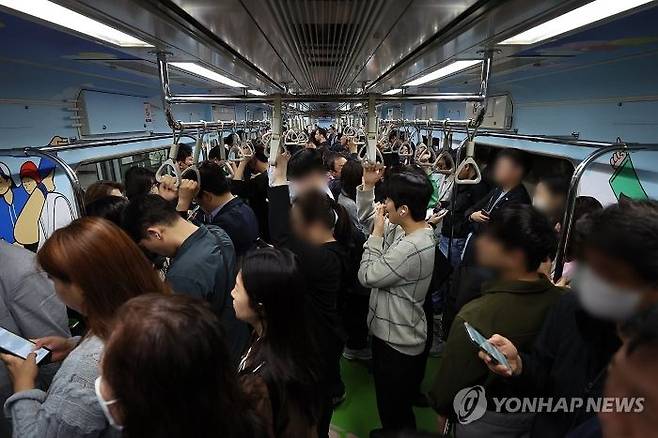 5월 16일부터 서울지하철 7호선을 대상으로 시범운영된 좌석없는 열차에 탑승한 시민들ⓒ연합뉴스