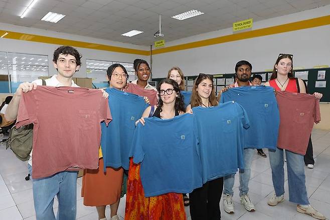 미국 명문대 학생들이 한세실업의 TG공장을 방문해 의류 생산 공정을 체험하고 있다.ⓒ한세실업
