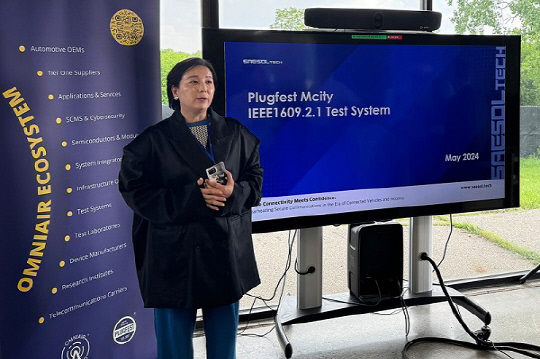 IEEE1609.2.1기반 Test System에 대해 발표 중인 김소현 새솔테크 글로벌영업팀장