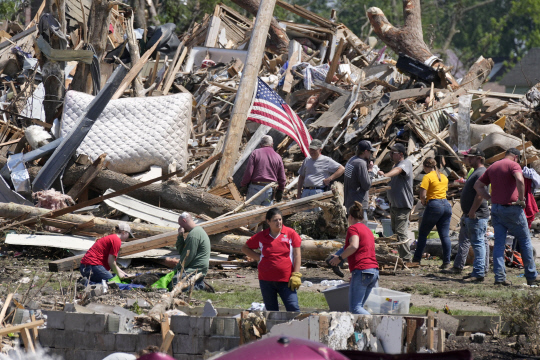 토네이도가 강타한 아이오와주 그린필드에서 마을 주민들이 잔해를 정리하고 있습니다. AP 연합뉴스
