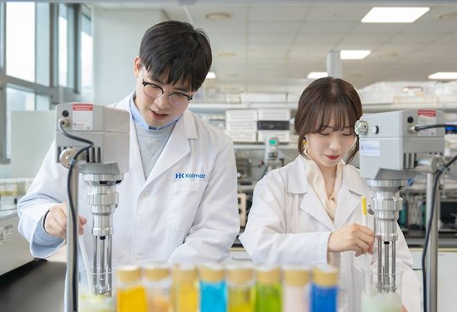 한국콜마 연구원들이 화장품 제형을 혼합하고 있다.