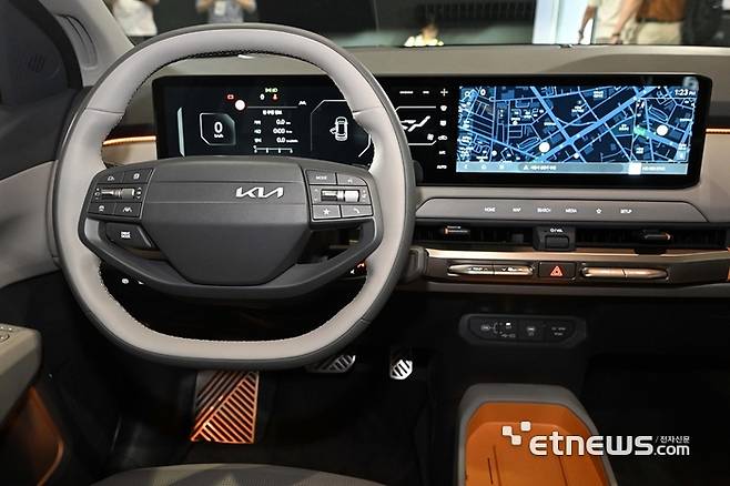기아 '더 기아 EV3' 내부. 첨단 인포테인먼트 시스템 아용 시 다양한 엔터테인먼트 서비스를 이용할수 있다. 김민수기자 mskim@etnews.com