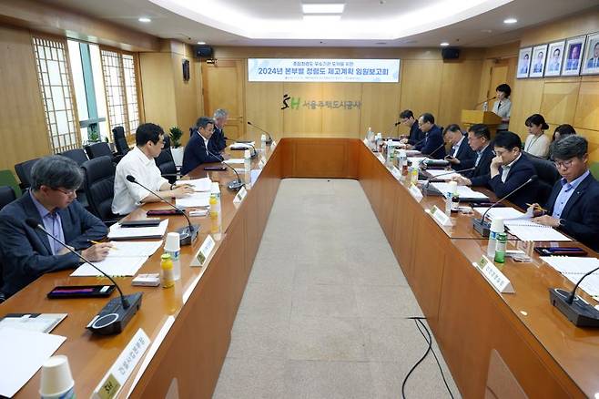 지난 22일 서울 강남구 서울주택도시공사에서 열린 ‘본부별 청렴도 제고계획 임원보고회’에서 김헌동 사장(왼쪽 세번째) 등 경영진과 고위 간부들이 청렴도 제고계획과 추진현황 등에 대해 논의하고 있다. SH공사 제공