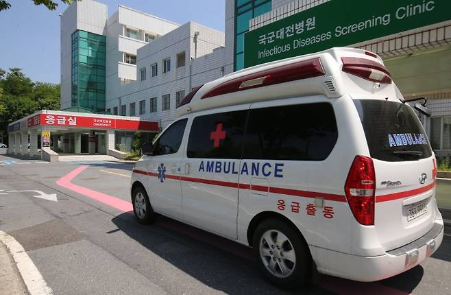 21일 대전시 국군대전병원으로 구급차량이 이동하고 있다. 이날 육군 제32보병사단 신병교육대에서 훈련중 수류탄이 터지면서 훈련병 1명이 숨지고, 부사관 1명이 중상을 입는 사고가 발생했다. 부사관은 이날 국군수도병원으로 이송됐다. 사진=뉴스1