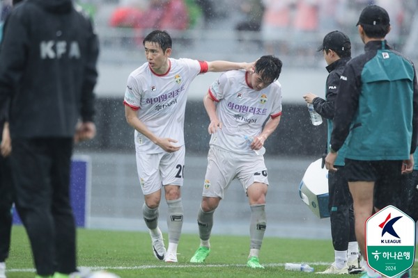 윤석영(가운데 왼쪽), 조진혁(가운데 오른쪽, 강원FC). 한국프로축구연맹 제공