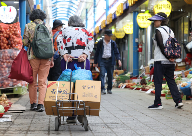 한국은행이 지난 21일 발표한 소비자동향조사 결과에 따르면 5월 소비자심리지수(CCSI)는 98.4로 전월보다 2.3포인트(p) 하락했다. 사진은 이날 오후 서울 동대문구 경동시장에서 시민들이 이동하고 있는 모습. 연합뉴스
