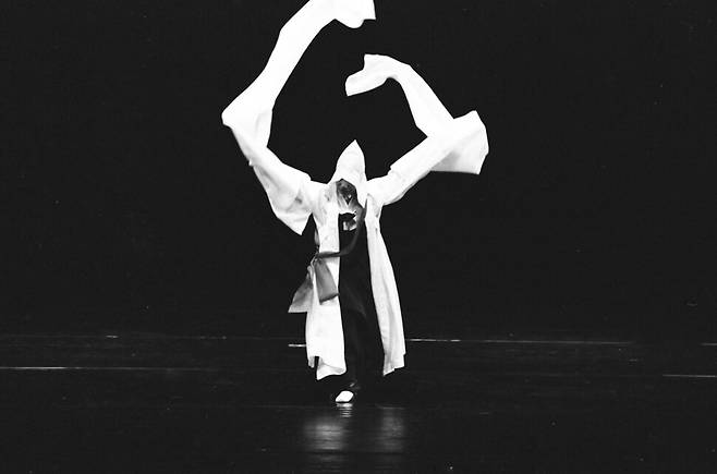 춤꾼 이애주가 1994년 서울 문예회관 대극장에서 열린 법열곡 공연에서 승무를 추고 있다. 이애주문화재단 제공