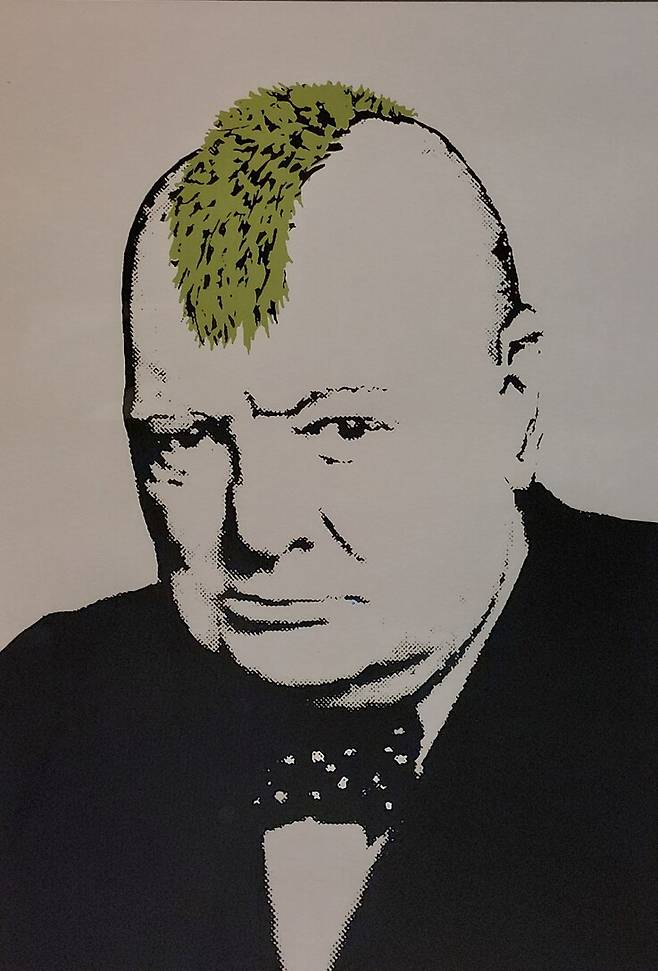 정치인 처칠의 머리 위에 펑크로커의 모히칸(모호크) 가발을 씌운 ‘터프 워’. 노형석 기자