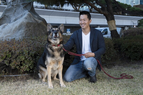 강형욱이 직원 갑질 논란에 휩싸였다. ‘개는 훌륭하다’ 출연 모습. 한국방송 제공