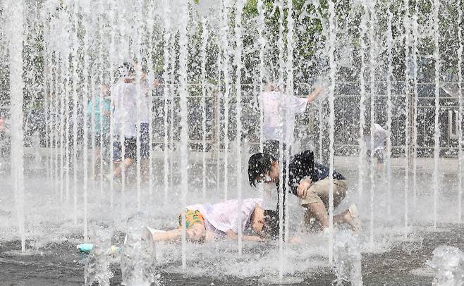 더운 날씨를 보인 19일 서울 종로구 광화문광장 바닥 분수대에서 어린이들이 즐거운 시간을 보내고 있다. 연합뉴스