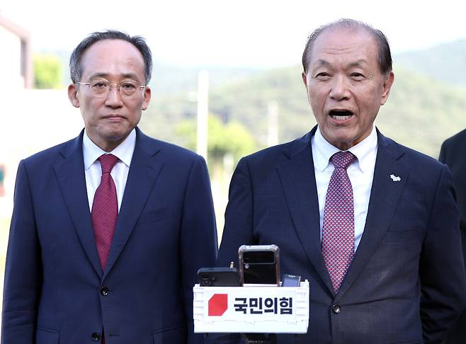 국민의힘 황우여 비상대책위원장이 23일 오후 경남 양산시 하북면 평산마을에서 취재진 질문에 답하고 있다. 옆은 추경호 원내대표. 황 위원장과 추 원내대표는 이날 문재인 전 대통령을 예방했다. 연합뉴스