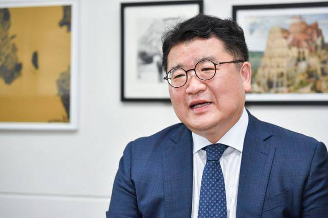 최종건 전 외교부 차관이 20일 서울 서대문구 연세대학교 사회과학대학 연구실에서 한국일보와 인터뷰를 하고 있다. 신용주 인턴기자