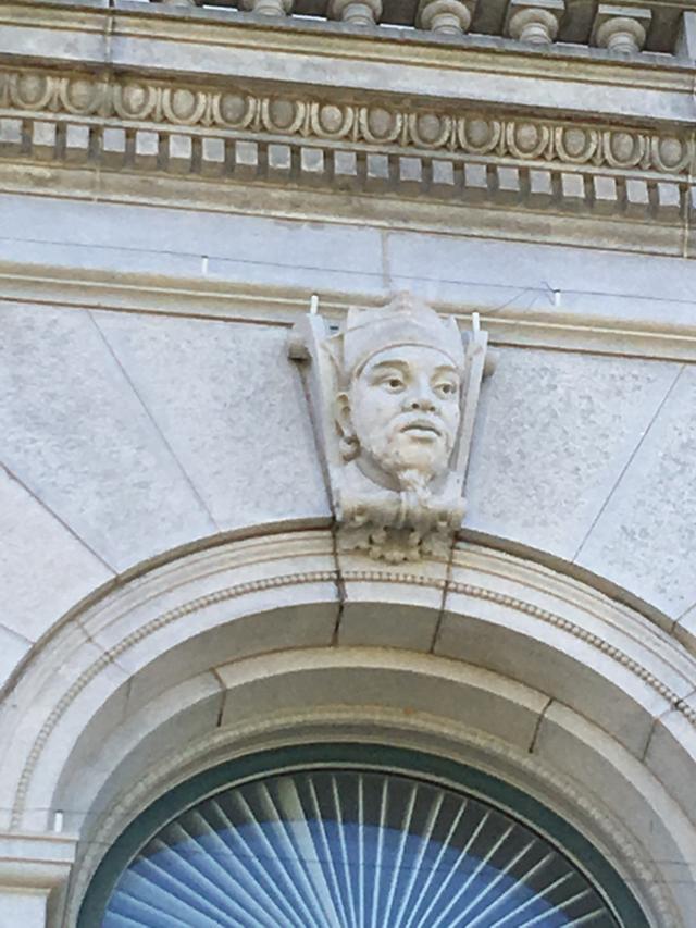 대감 모자를 쓴 한국인 두상으로 장식된 미국 의회도서관 건물 외벽. 워싱턴= 특파원 공동 취재단