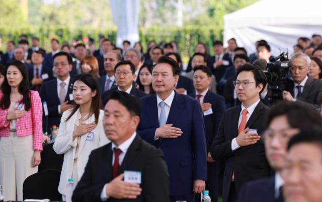 윤석열 대통령이 23일 서울 용산 대통령실 잔디마당에서 열린 '2024 대한민국 중소기업인대회'에서 참석자들과 함께 국기에 경례하고 있다. 연합뉴스