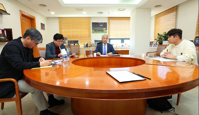 <yonhap photo-5359=""> 지난 16일 오후 서울 종로구 한국프로축구연맹에서 열린 '물병 투척' 사건 관련 상벌위원회에서 조남돈 상벌위원장을 비롯한 상벌위원들이 본격적인 회의를 앞두고 이야기를 나누고 있다. 왼쪽부터 전경준·박순규 상벌위원, 조남돈 상벌위원장, 이근호 상벌위원. 이날 연맹은 지난 11일 인천에서 열린 인천과 서울의 경기에서 발생한 물병투척 사건과 관련해 상벌위원회를 진행했다. 한편 FC서울의 운영 주체인 GS스포츠는 골키퍼 백종범은 팀훈련을 사유로 상벌위원회 불출석을 한다고 통보했다. 사진=연합뉴스</yonhap>