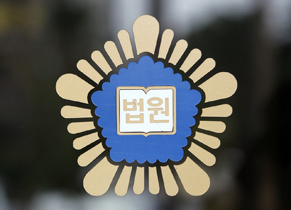 부산역 여자 화장실에서 만난 처음 본 여성을 무차별 폭행한 혐의로 재판에 넘겨진 50대 남성이 징역 12년을 선고받았다.  본 기사와 무관한 이미지. [사진=뉴시스]