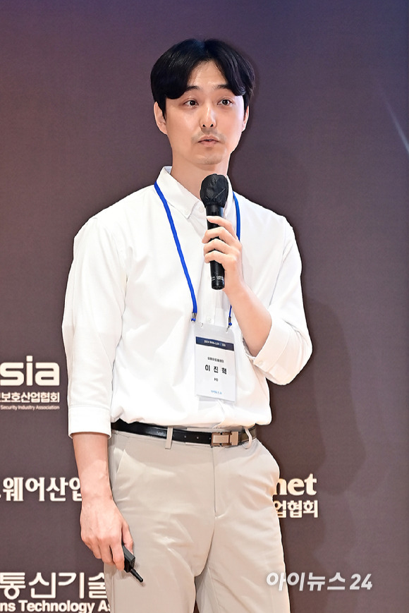 2024 제3회 아이뉴스24 ICT 포럼 '게임 산업의 거대한 파도: 지식재산권을 말하다' 라는 주제로 23일 오후 서울 중구 페럼타워 페럼홀에서 열렸다.이진혁 위메이드플레이 PD가 강연을 하고 있다. [사진=곽영래 기자]