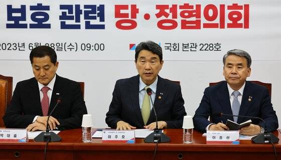 이주호 사회부총리 겸 교육부 장관이 지난해 6월 국회에서 열린 예비군 훈련참여 학생에 대한 학습권 보호 관련 당·정협의회에서 모두발언하고 있다. 김현동 기자