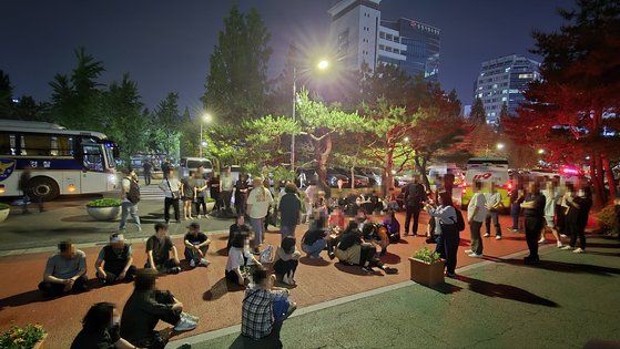 지난 22일 오후 11시쯤 대전시청 로비에서 대전시장과의 면담을 요구하던 중앙로지하도상가 상인들을 경찰에 의해 강제로 끌려나온 뒤 바닥에 주저앉아 있다. 신진호 기자