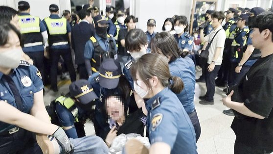 지난 22일 오후 10시30분쯤 경찰이 대전시청 로비에서 대전시장과 면담을 요구하던 중앙로지하도상가 상인들을 강제로 끌어내고 있다. 신진호 기자