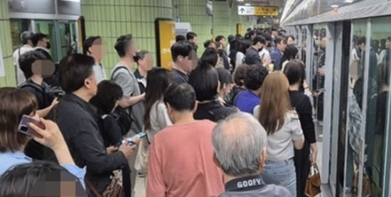 지난 22일 오후 서울 지하철 6호선 기관사가 상월곡역 종착역인 봉화산역으로 착각해 승객들을 하차시키는 일이 발생해 퇴근길 시민들이 불편을 겪었다. 사진은 이날 해당 열차에서 내려 상월곡 역사에 대기 중인 승객들. 뉴시스