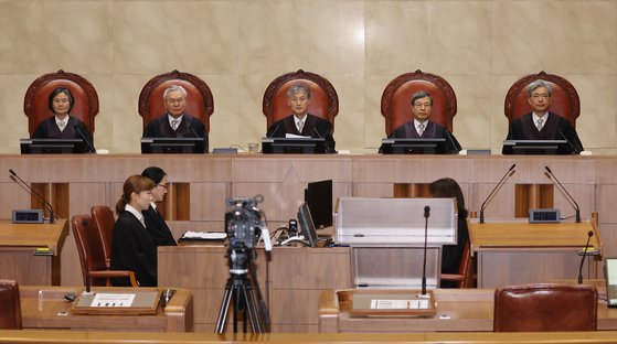 조희대 대법원장 등 대법관들이 23일 오후 서울 서초구 대법원 대법정에서 열린 전원합의체 선고에서 자리에 앉아 있다. 연합뉴스