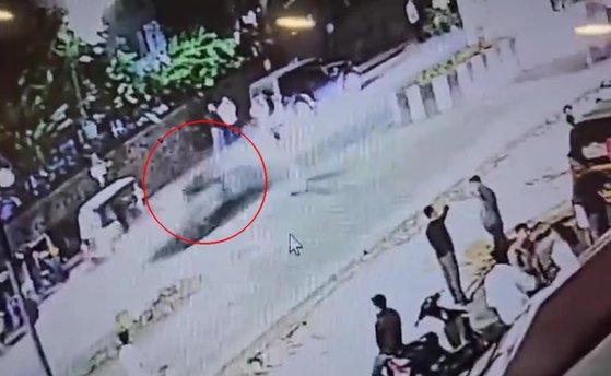 SNS에는 사고 장면이 담긴 CCTV가 다수 게재됐다. 포르쉐가 과속으로 질주하며 오토바이를 들이받고, 사고를 목격한 시민들이 차량 쪽으로 달려가는 모습이 잡혔다. 사진 NDTV 캡처