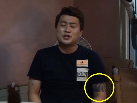김호중이 2016년 6월 노래를 부르는 모습이 담긴 영상 화면. 최근 온라인 커뮤니티에서는 그의 왼팔에 이레즈미 문신이 있는 탓에 관심을 받고 있다. /출처=유튜브, 온라인 커뮤니티