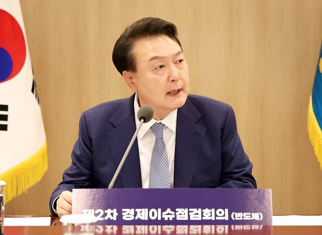 윤석열 대통령이 23일 오전 서울 용산 대통령실에서 열린 제2차 경제이슈점검회의에 참석해 모두발언을 하고 있다 / 사진=대통령실사진기자단