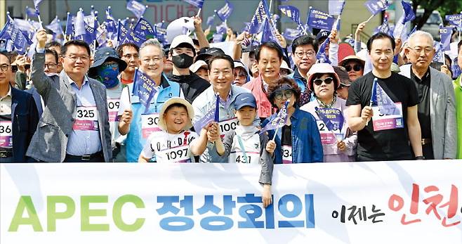유정복 인천시장이 지난 18일 인천대공원에서 열린 ‘제2회 인천사랑 걷기대회’에서 시민들과 2025 APEC 정상회의 인천 유치 퍼포먼스를 하고 있다.  인천시 제공