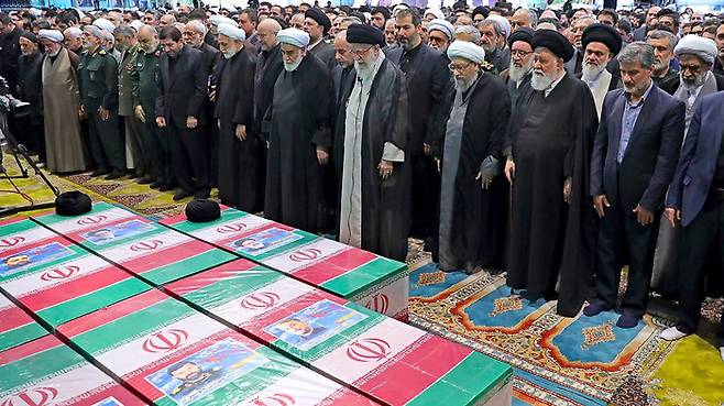 아야톨라 알리 하메네이 이란 최고 지도자가 22일(현지시간) 테헤란에서 헬기 사고로 목숨을 잃은 에브라힘 라이시 이란 대통령의 장례 예배를 집전하고 있다. 이란 대통령실/UPI연합뉴스