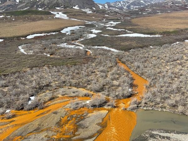 알래스카 북부 브룩스 산맥 근처를 흐르는 강물이 주황빛으로 변해 있다. 미국 지질조사국(USGS) 제공