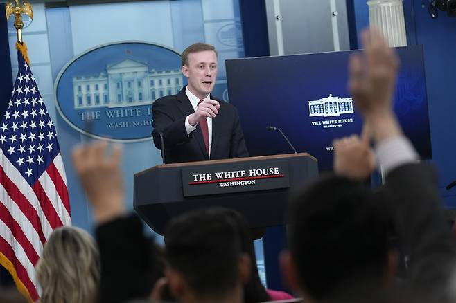 제이크 설리번 미국 백악관 국가안보보좌관이 22일(현지시간) 워싱턴 백악관에서 열린 일일 브리핑에서 기자들 질문을 받고 있다. AP연합뉴스