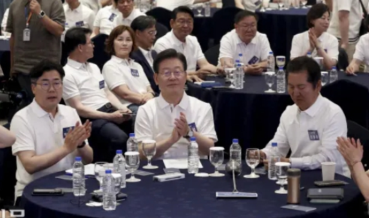 Members-elect of the 22nd National Assembly, including Democratic Party of Korea\'s Lee Jae-myung and Park Chan-dae, clap during a workshop for new members at the Chungnam budget on Nov. 22. Moon Jae-won