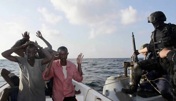 소말리아 해역에서 체포된 해적들. 국제신문DB