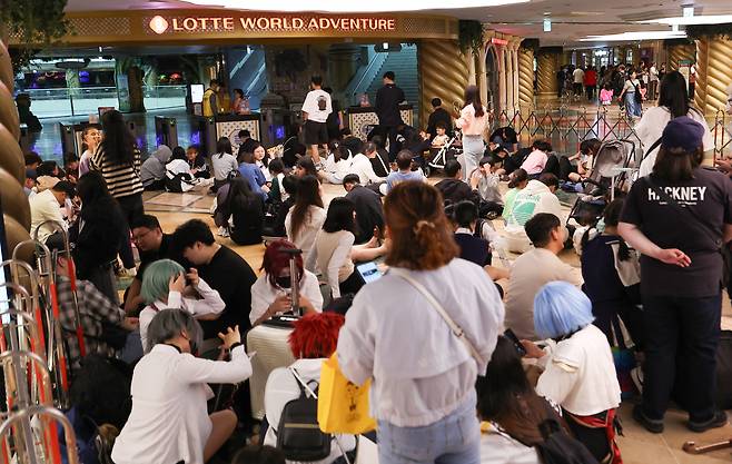 This May 5 photo shows the visitors at the entrance of Lotte World theme park, which is directly accessible through the underground passage connected to Jamsil Station. (Yonhap)