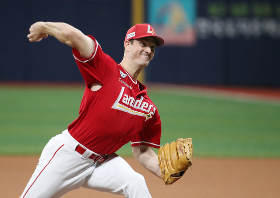 SSG Landers' Drew Anderson pitches at the bottom of the first inning of a game against the Kiwoom Heroes at Gocheok Sky Dome in western Seoul on May 17. [NEWS1]