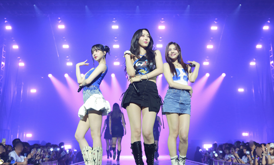 K-pop girl group Viviz performs on Aug. 5, 2023 at Jamsil Sports Complex in southern Seoul. [NEWS1]