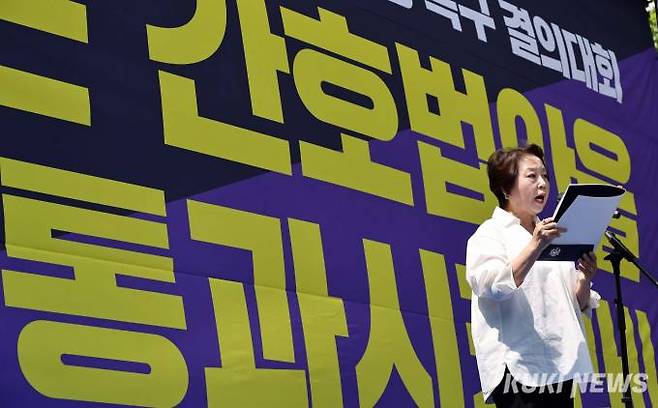 23일 오후 서울 여의도 국회 앞에서 열린 '간호법안 제정 촉구 결의대회'에서 탁영란 대한간호협회 회장이 간호법안의 조속한 국회 통과를 촉구하고 있다.
