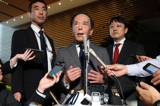 우에다 가즈오 일본은행 총재가 지난 7일 도쿄 총리실을 방문한 뒤 취재진의 질문을 받고 있다. AFP연합뉴스